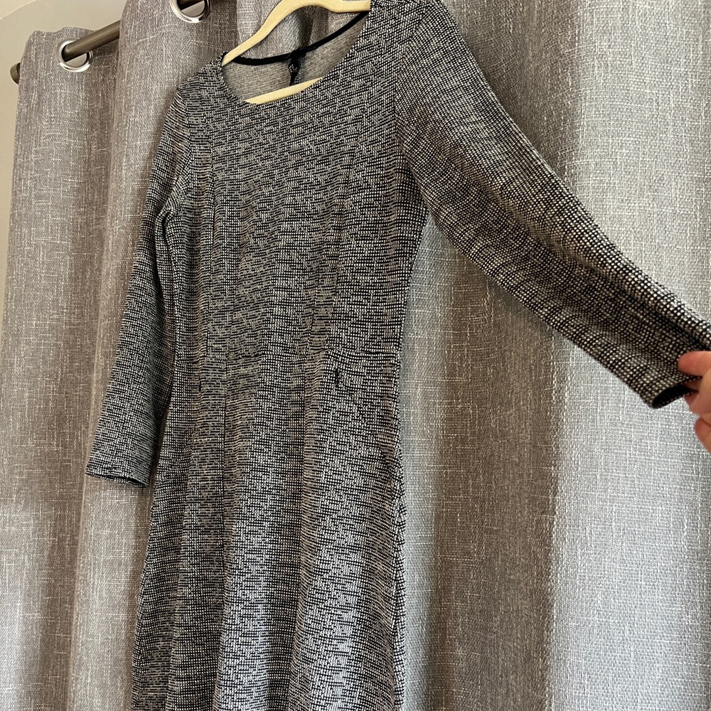 H&M fitted heathered black & white long sleeve dress with pockets - size Medium - Picture 2 of 9